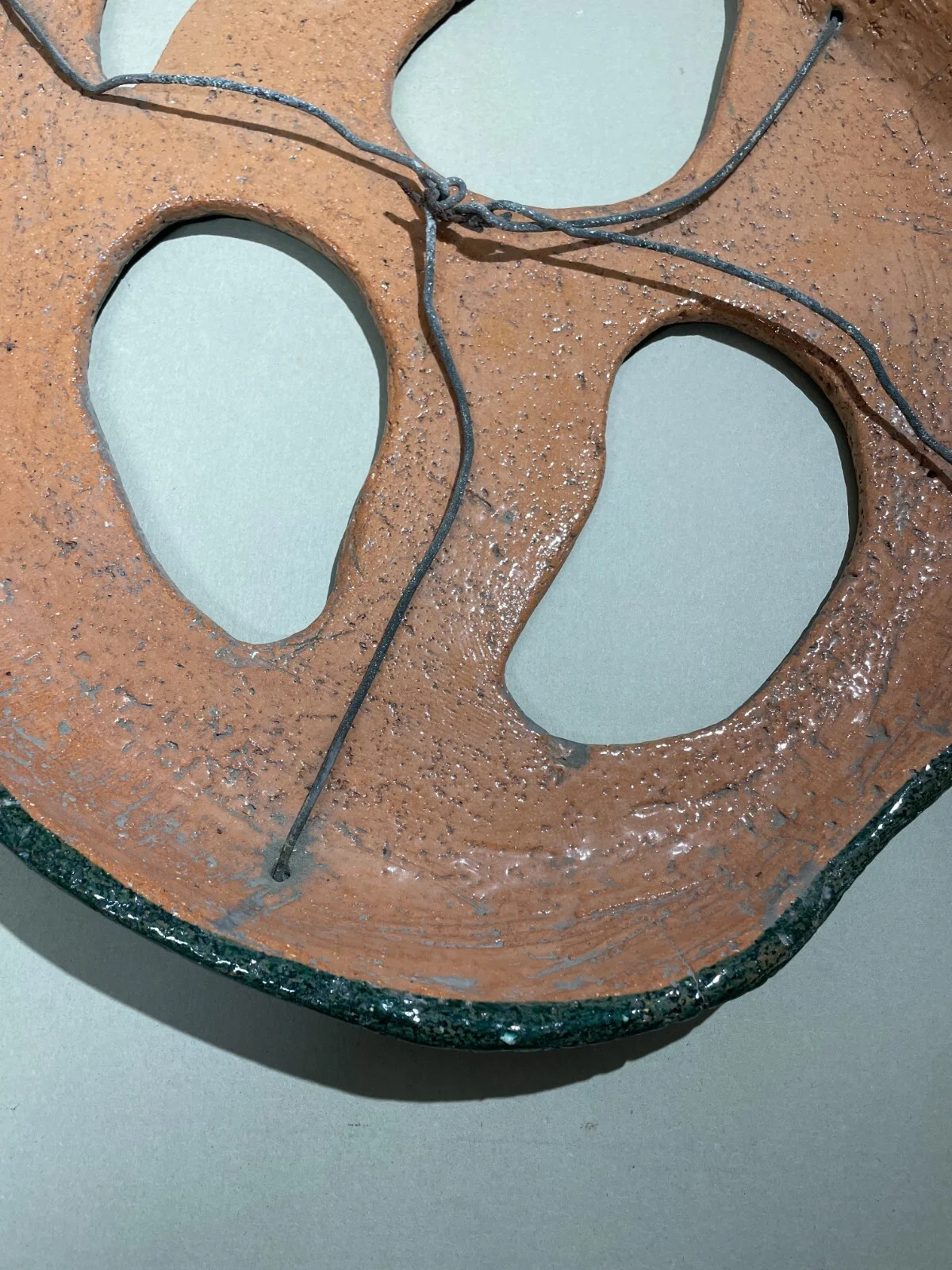 Arte della Ceramica: Pannello Decorativo in Scultura Informale