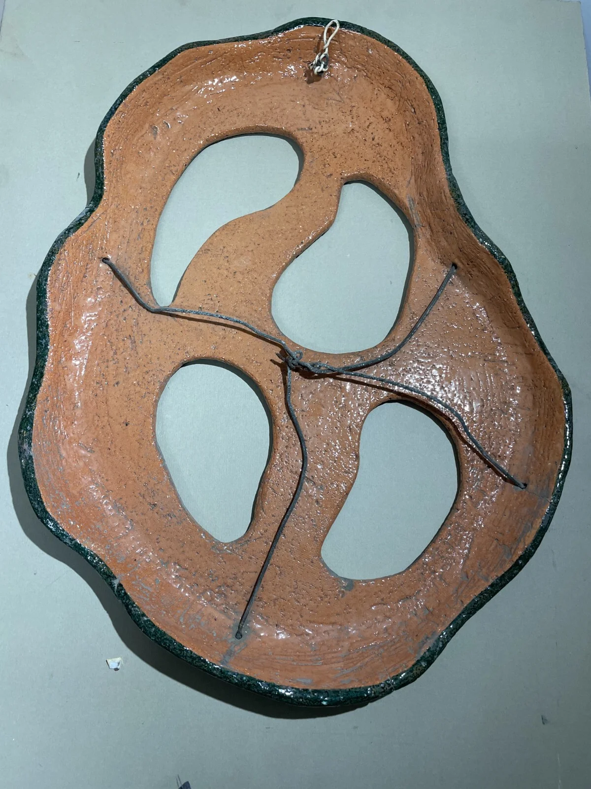 Arte della Ceramica: Pannello Decorativo in Scultura Informale