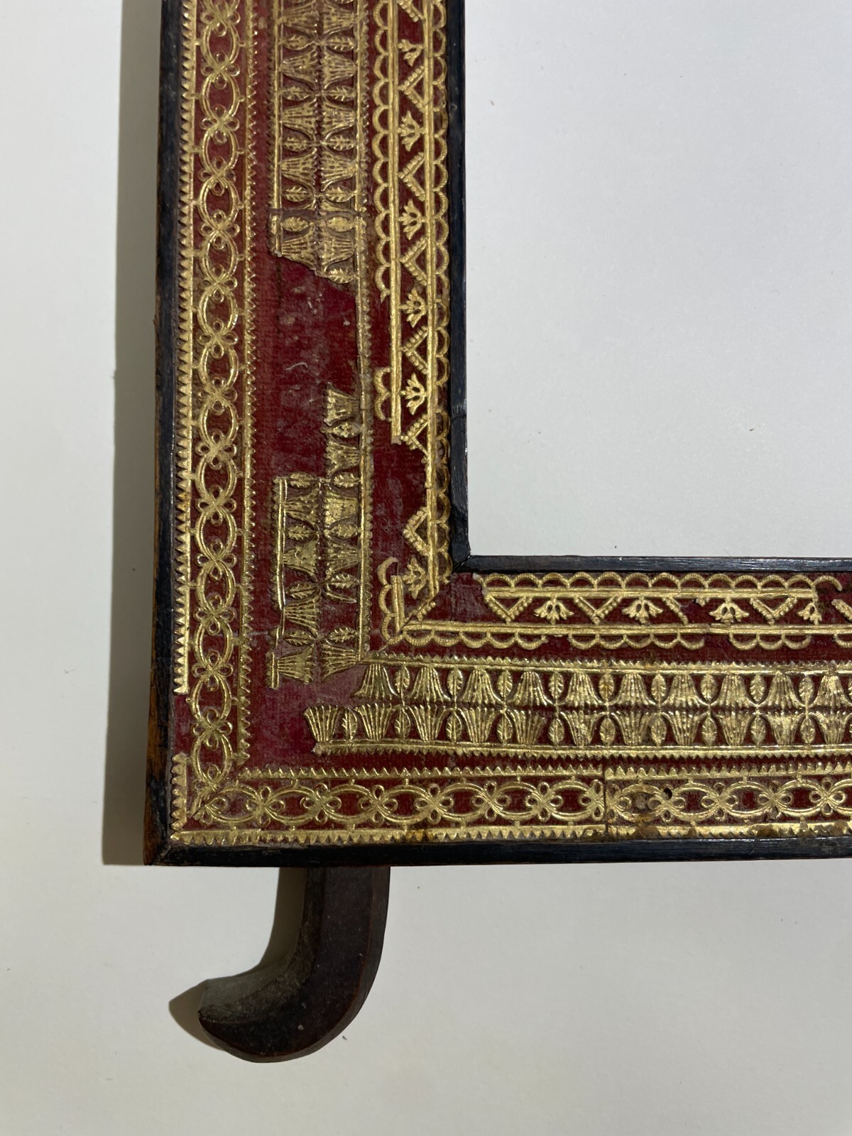 Antica Cornice In Legno Con Decorazione In Carta Dorata Applicata
