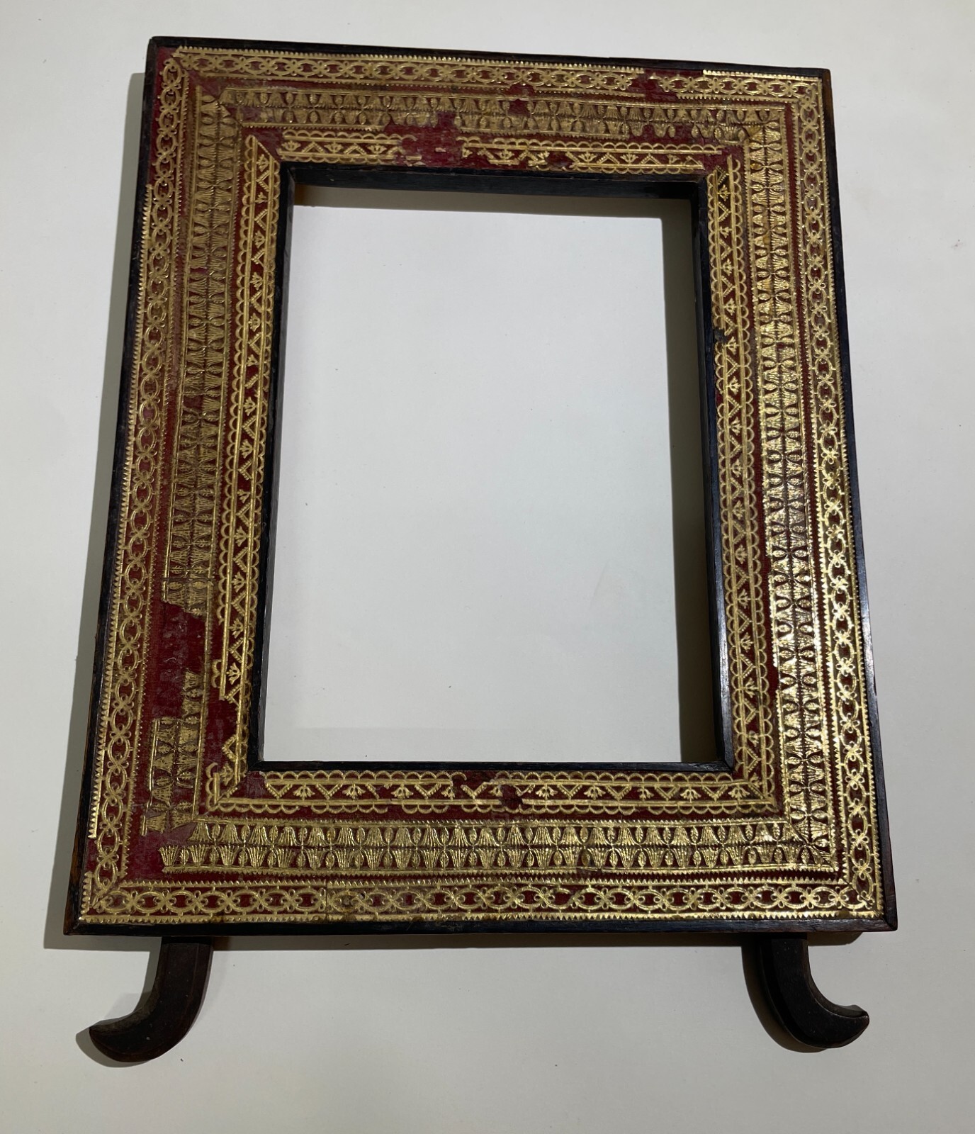 Antica Cornice In Legno Con Decorazione In Carta Dorata Applicata