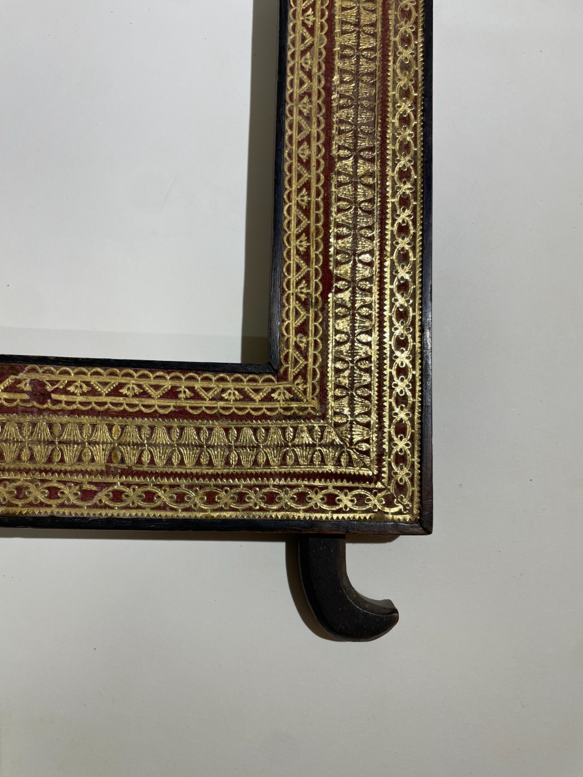 Antica Cornice In Legno Con Decorazione In Carta Dorata Applicata
