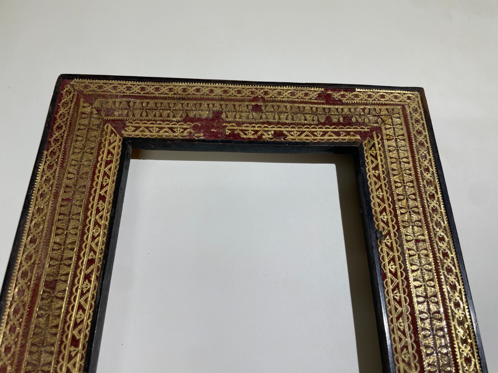 Antica Cornice In Legno Con Decorazione In Carta Dorata Applicata