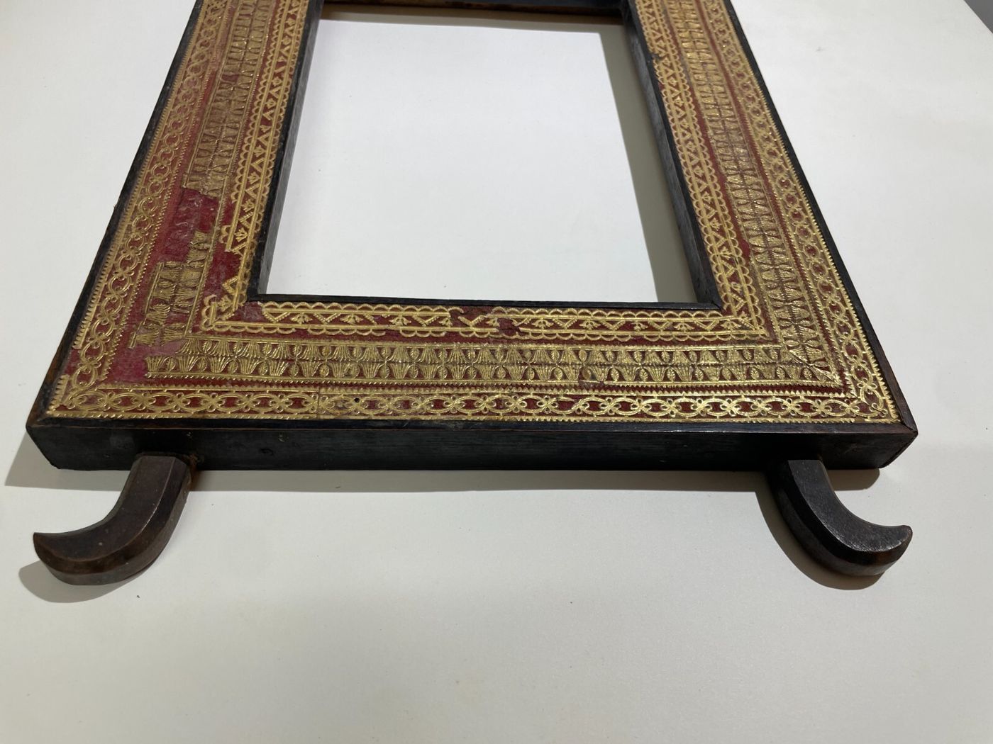 Antica Cornice In Legno Con Decorazione In Carta Dorata Applicata