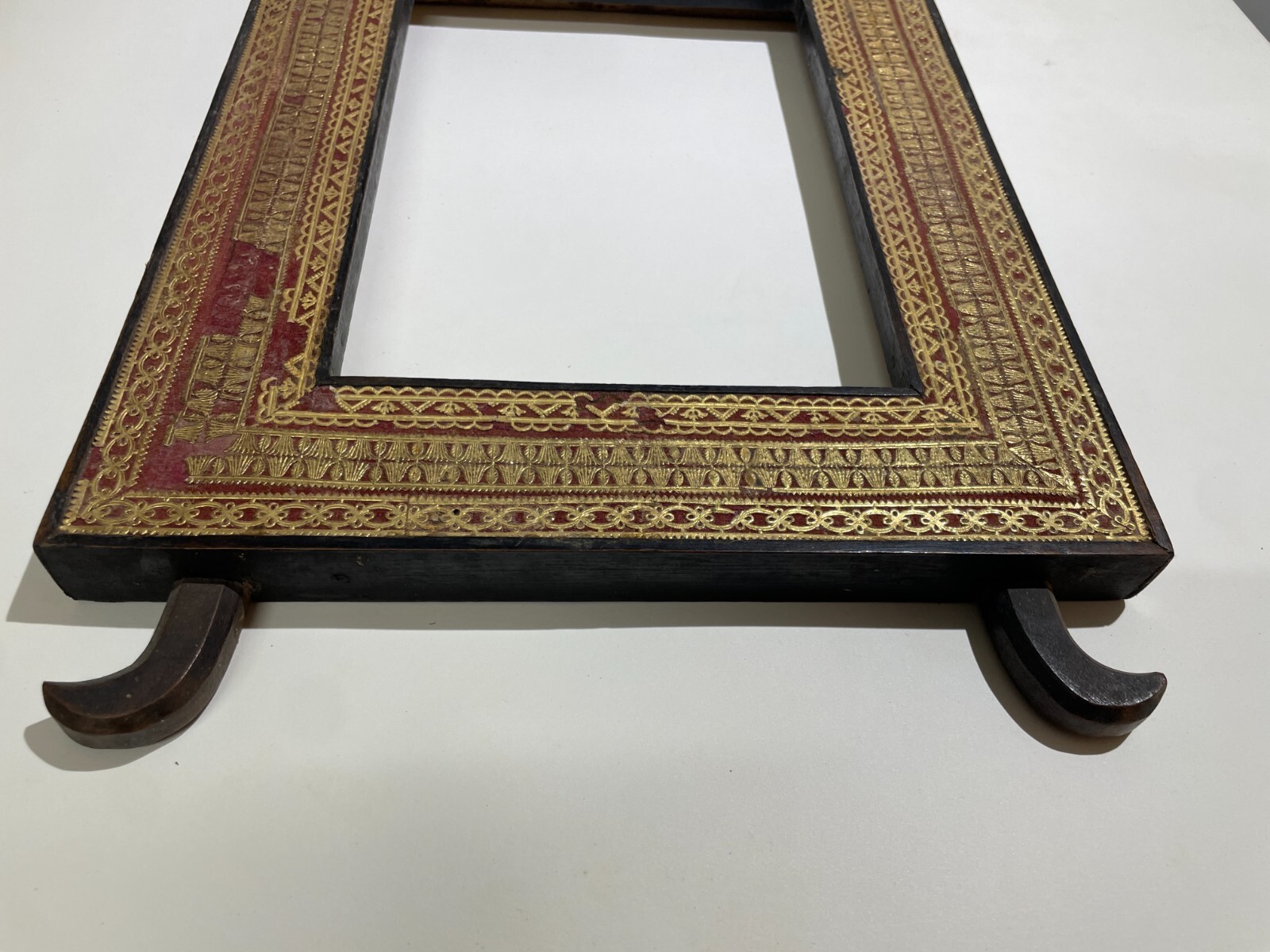 Antica Cornice In Legno Con Decorazione In Carta Dorata Applicata