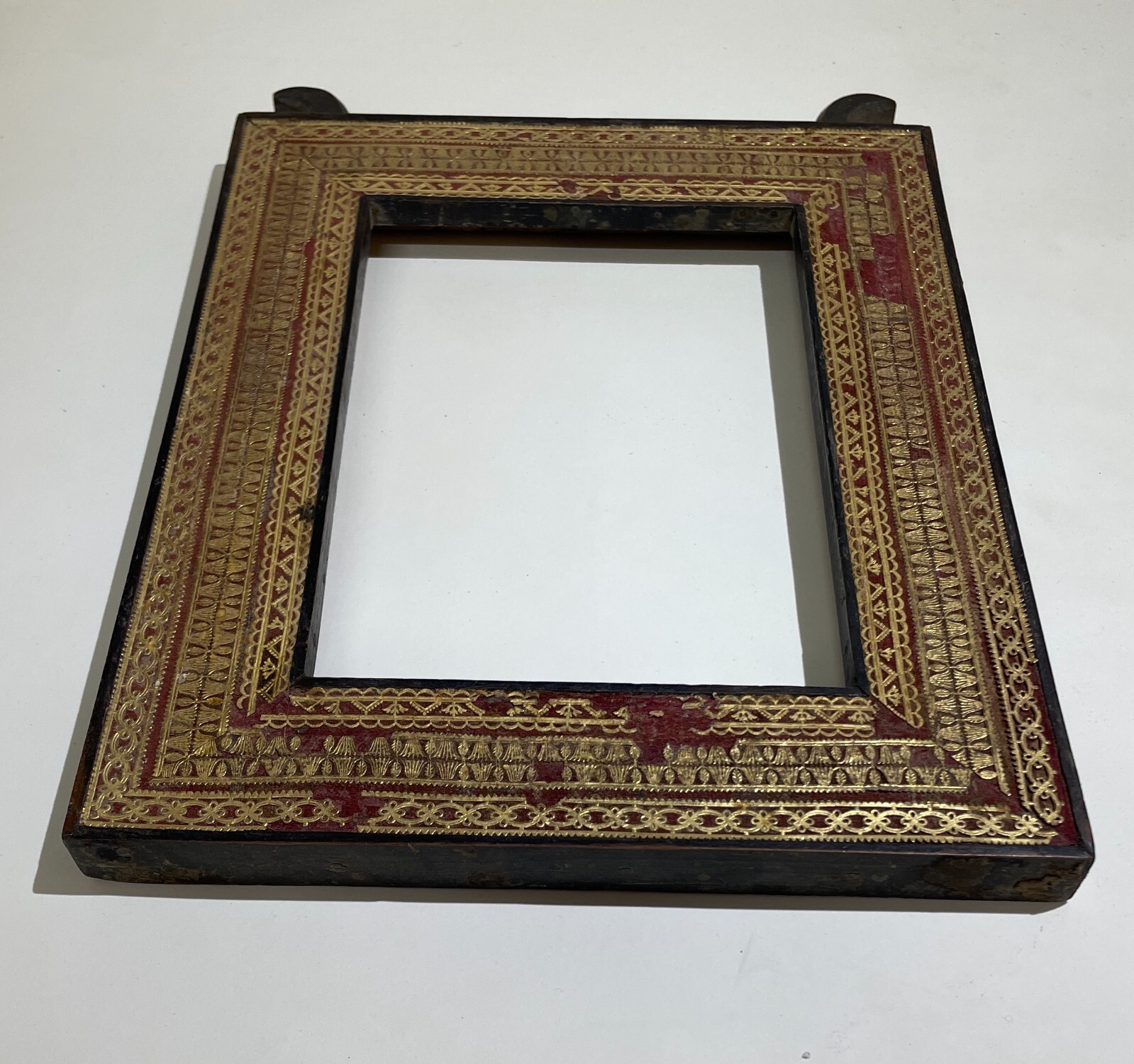 Antica Cornice In Legno Con Decorazione In Carta Dorata Applicata