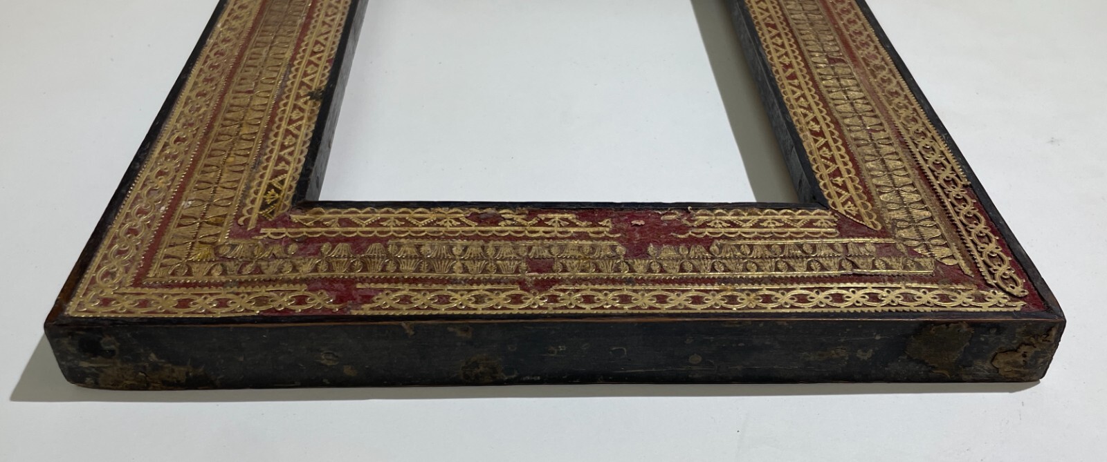 Antica Cornice In Legno Con Decorazione In Carta Dorata Applicata