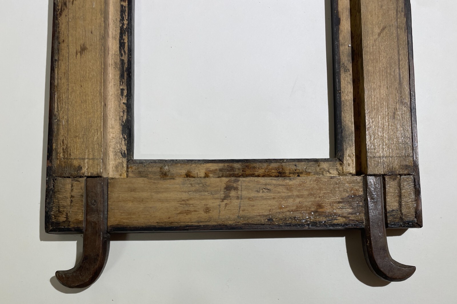 Antica Cornice In Legno Con Decorazione In Carta Dorata Applicata