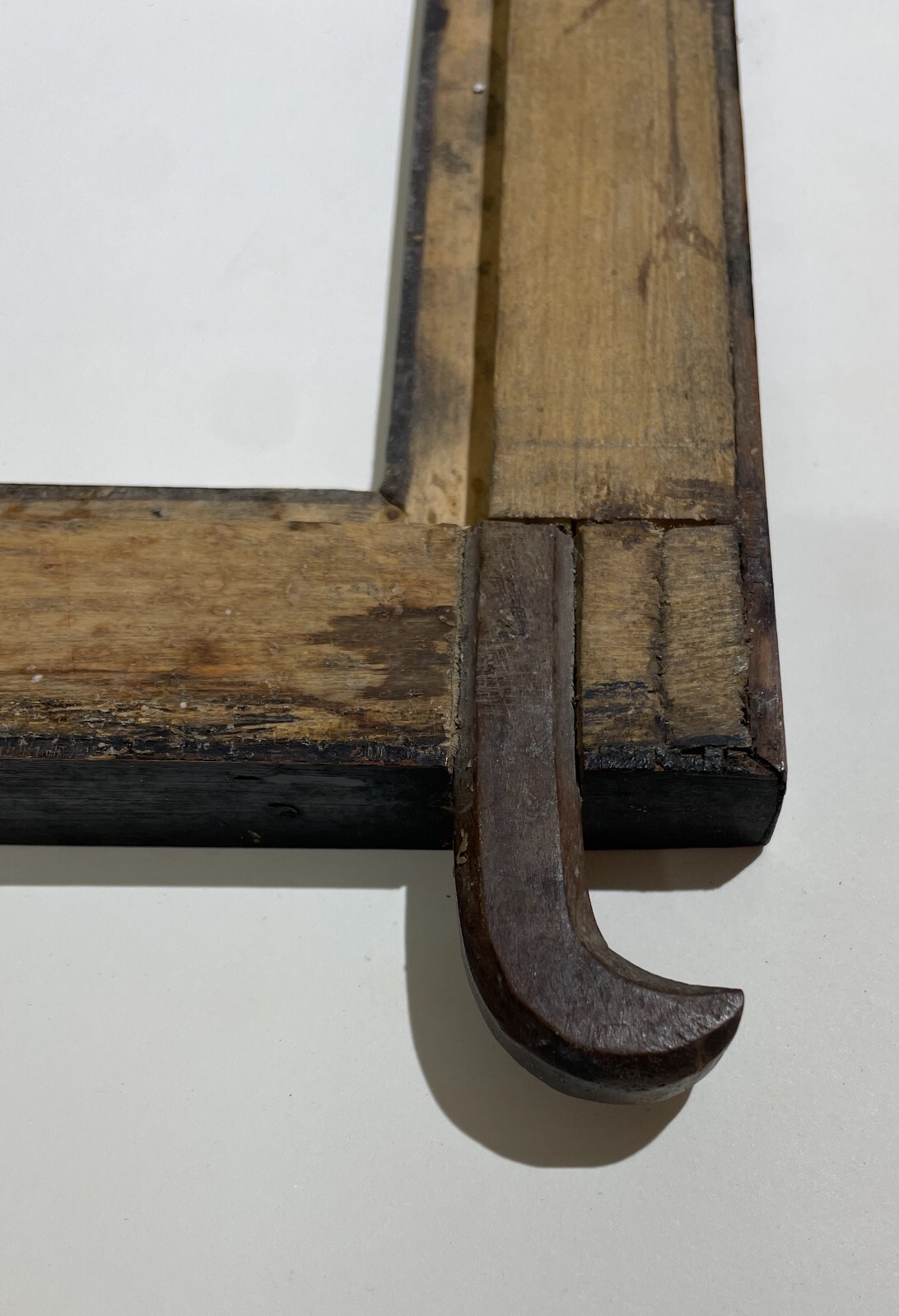 Antica Cornice In Legno Con Decorazione In Carta Dorata Applicata