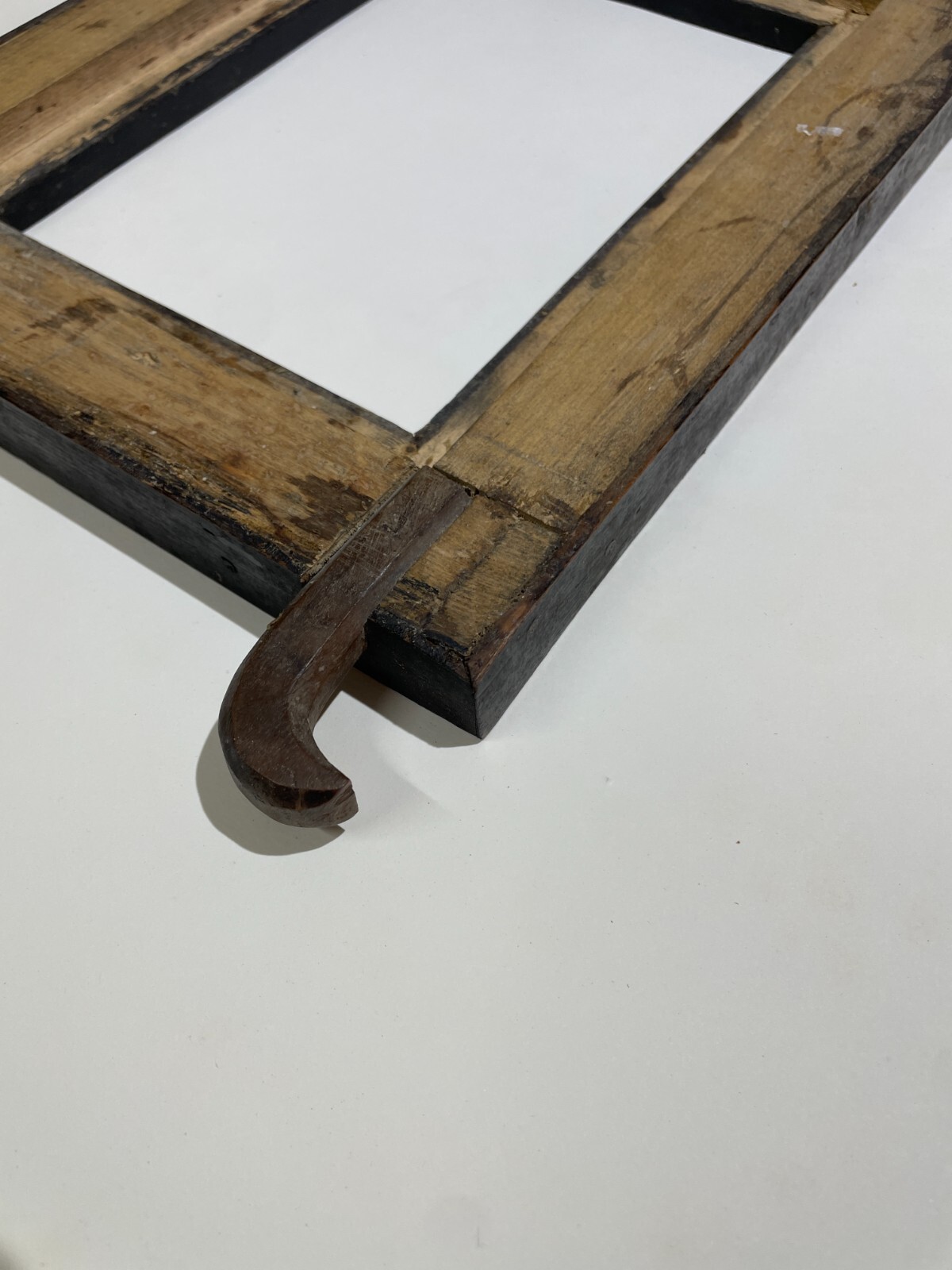 Antica Cornice In Legno Con Decorazione In Carta Dorata Applicata