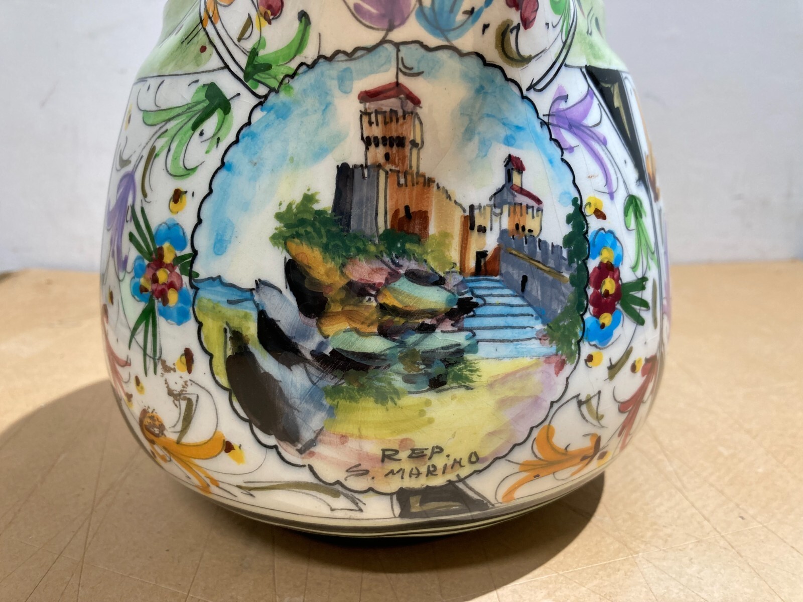 Soprammobile Decorativo In Ceramica Con Decori Floreali E Veduta Di San Marino
