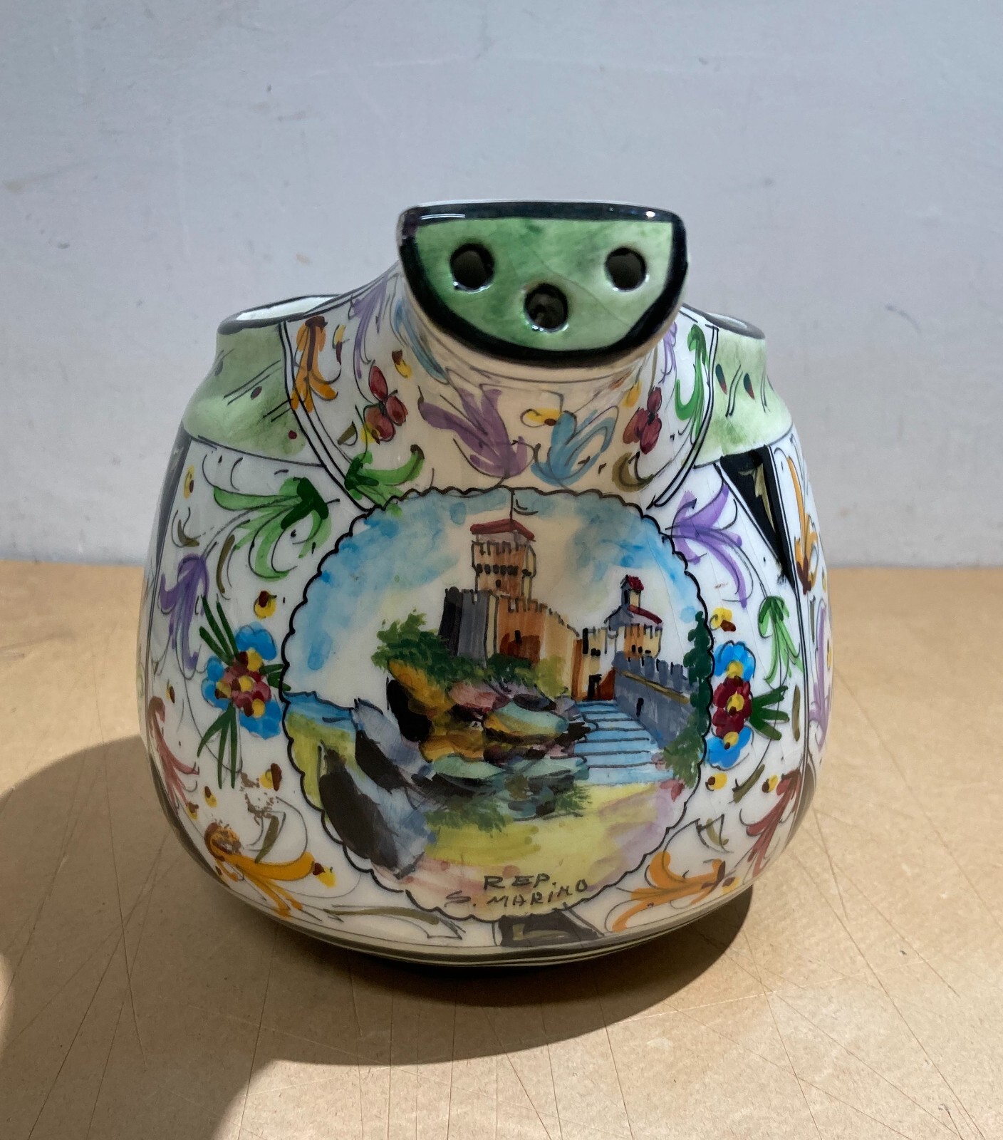 Soprammobile Decorativo In Ceramica Con Decori Floreali E Veduta Di San Marino