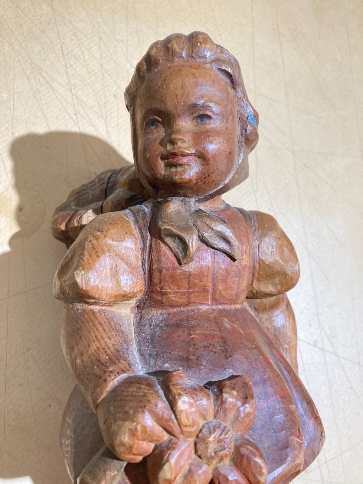 Scultura Artistica In Legno: Bimba Con Cesto Di Fiori