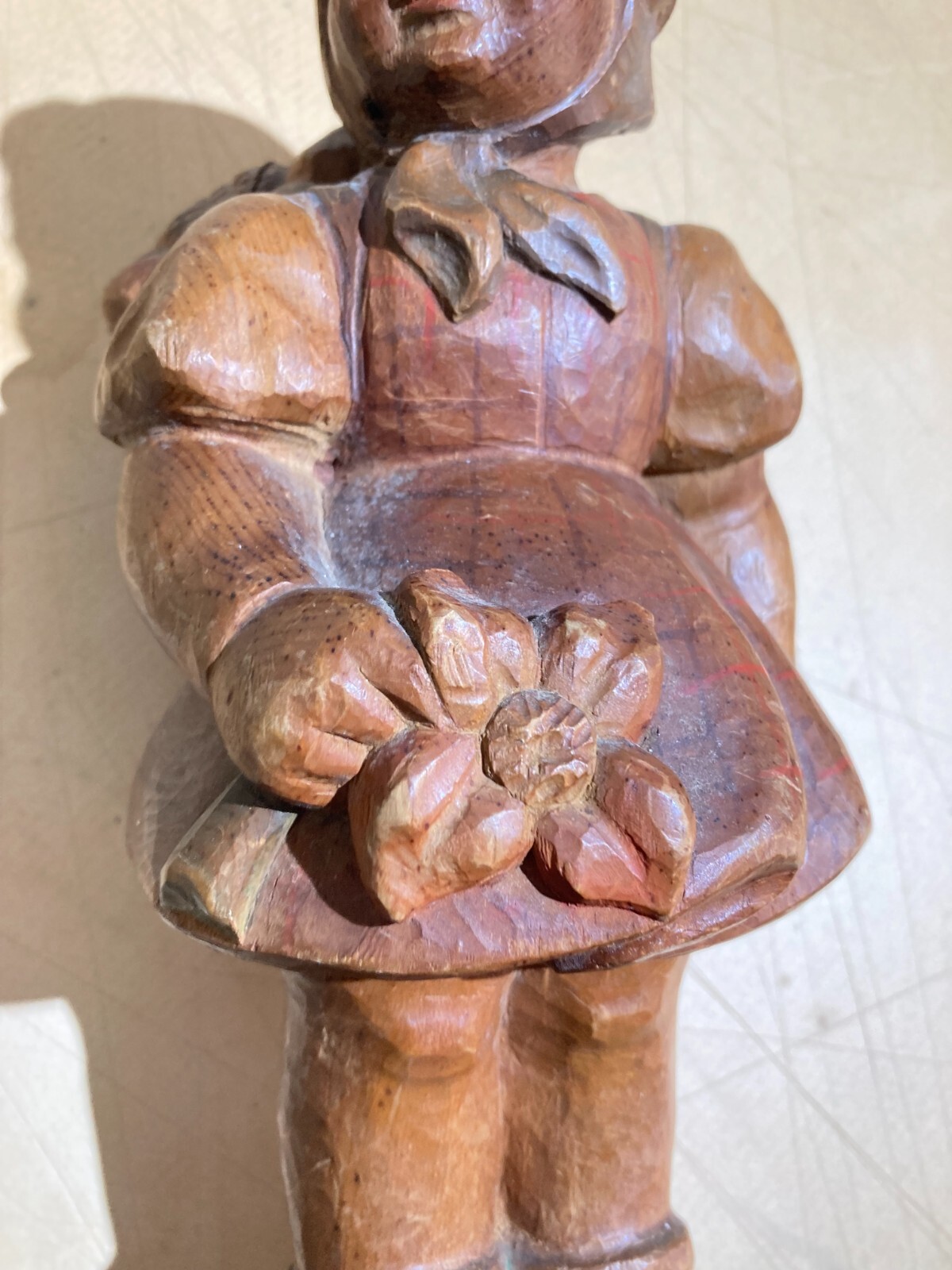 Scultura Artistica In Legno: Bimba Con Cesto Di Fiori