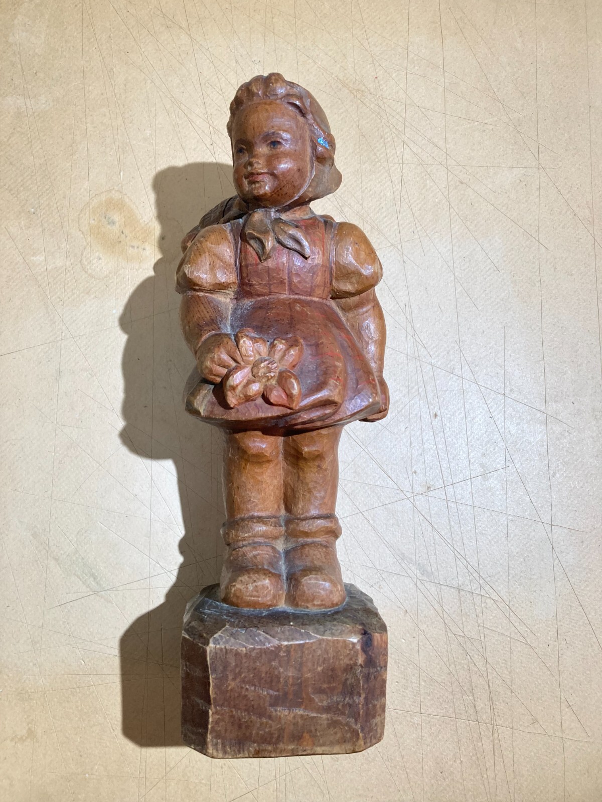 Scultura Artistica In Legno: Bimba Con Cesto Di Fiori