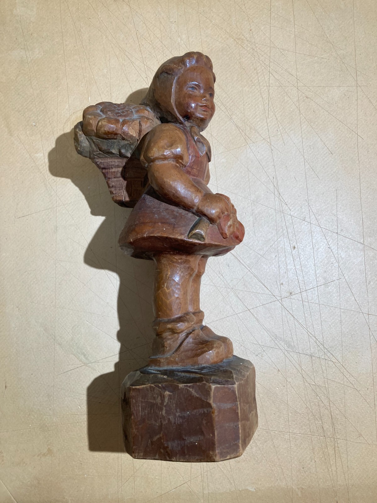 Scultura Artistica In Legno: Bimba Con Cesto Di Fiori