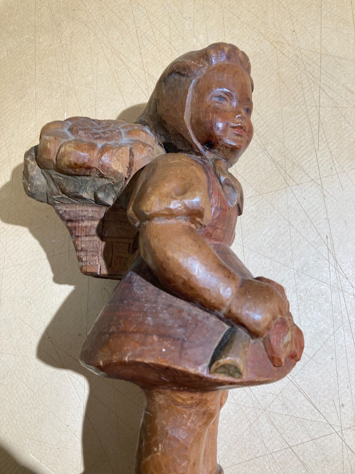 Scultura Artistica In Legno: Bimba Con Cesto Di Fiori