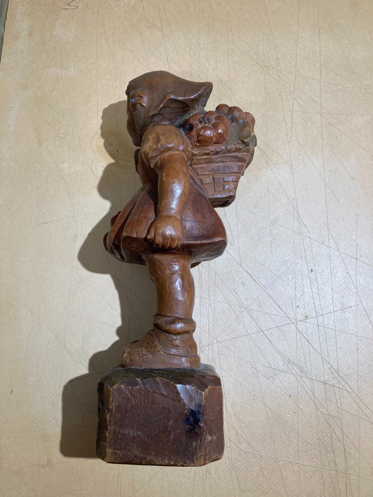 Scultura Artistica In Legno: Bimba Con Cesto Di Fiori