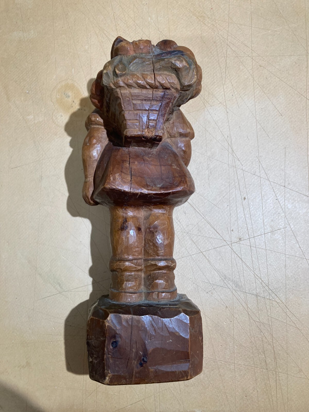 Scultura Artistica In Legno: Bimba Con Cesto Di Fiori