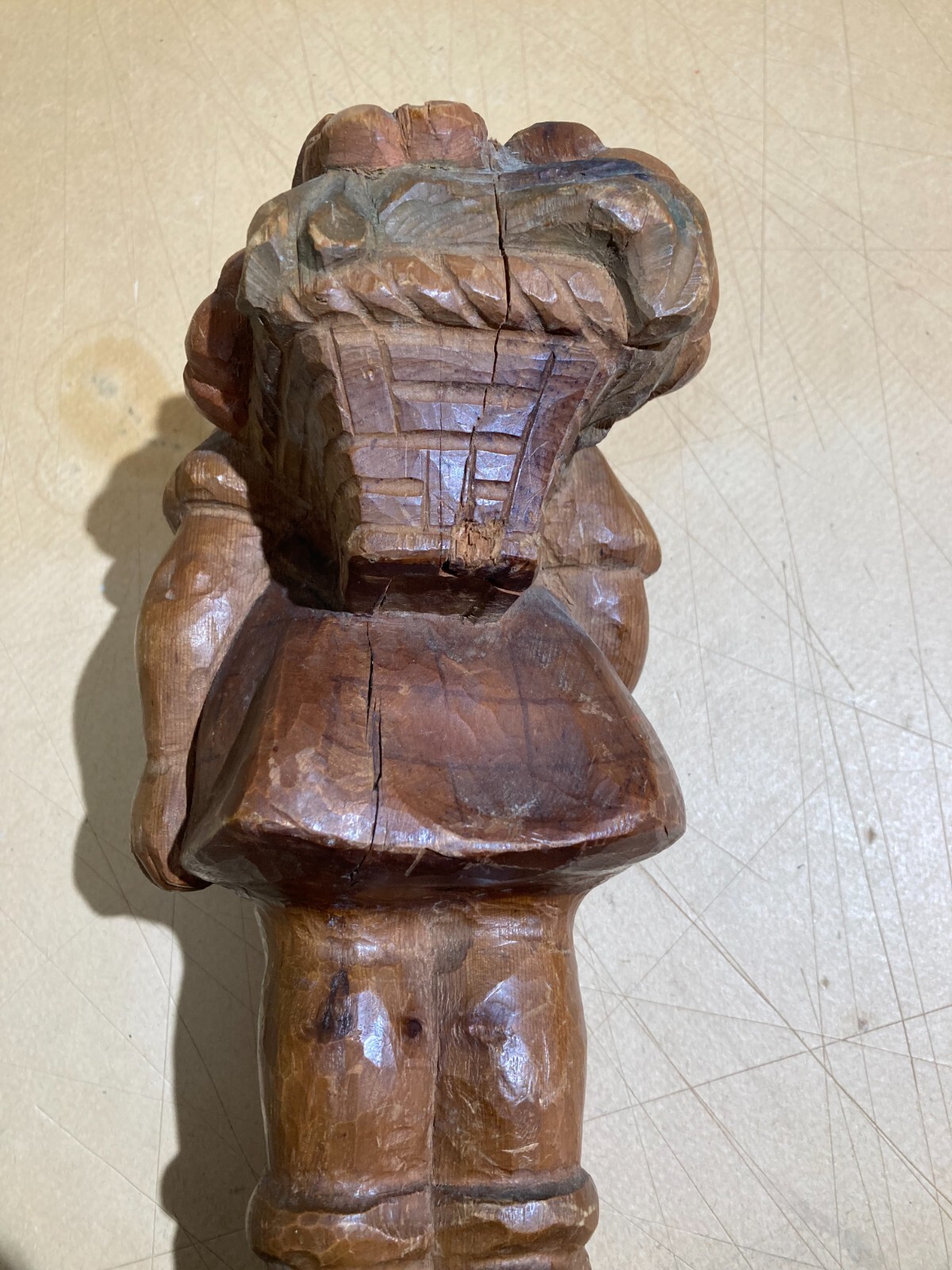 Scultura Artistica In Legno: Bimba Con Cesto Di Fiori