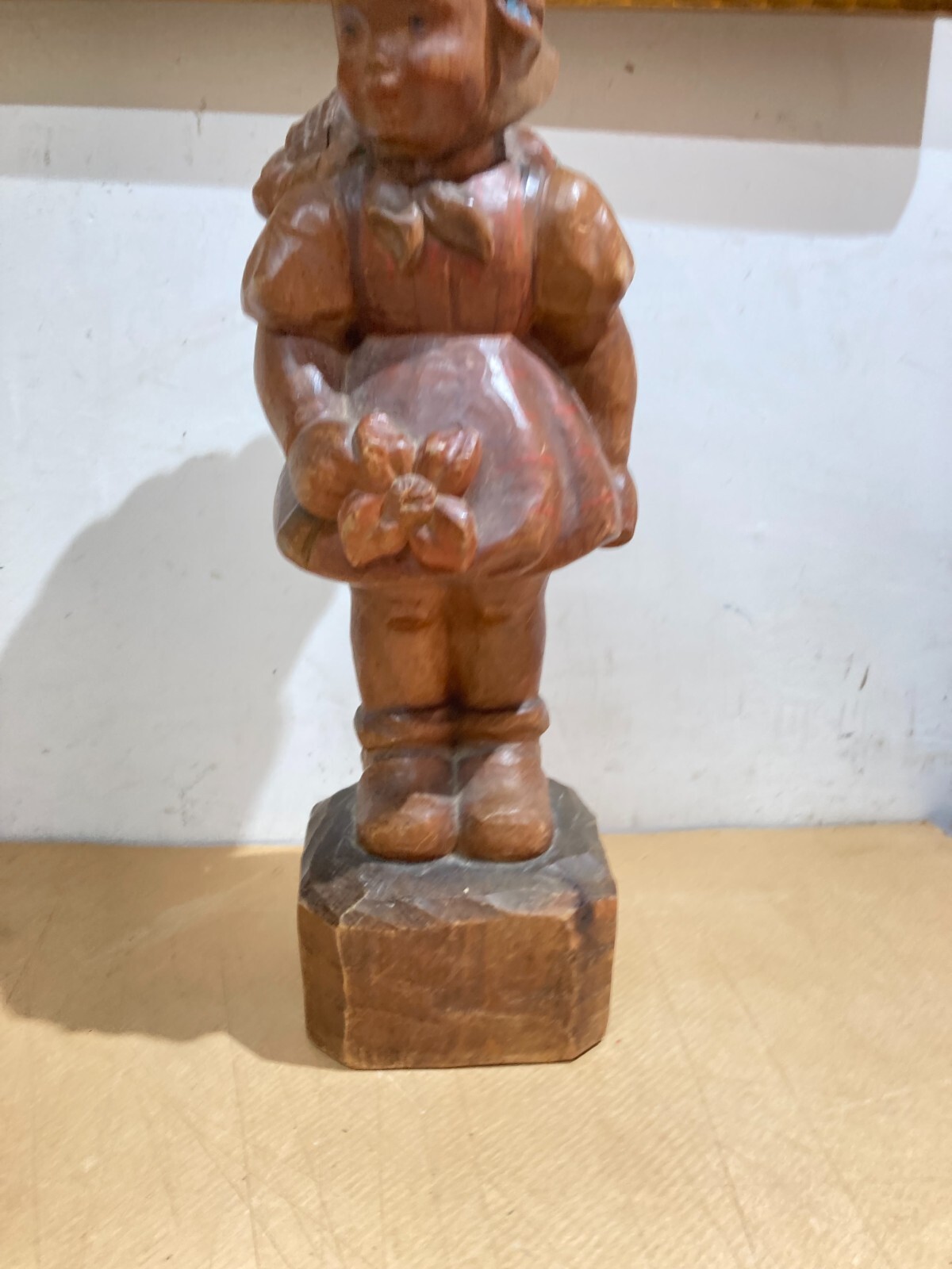 Scultura Artistica In Legno: Bimba Con Cesto Di Fiori