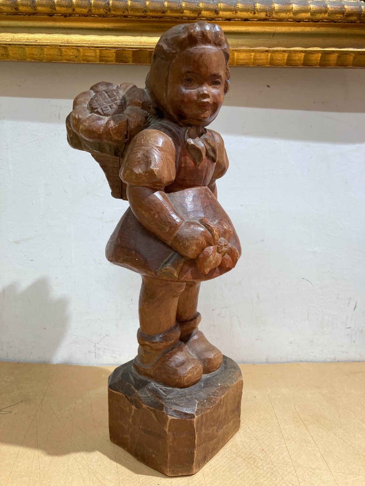 Scultura Artistica In Legno: Bimba Con Cesto Di Fiori