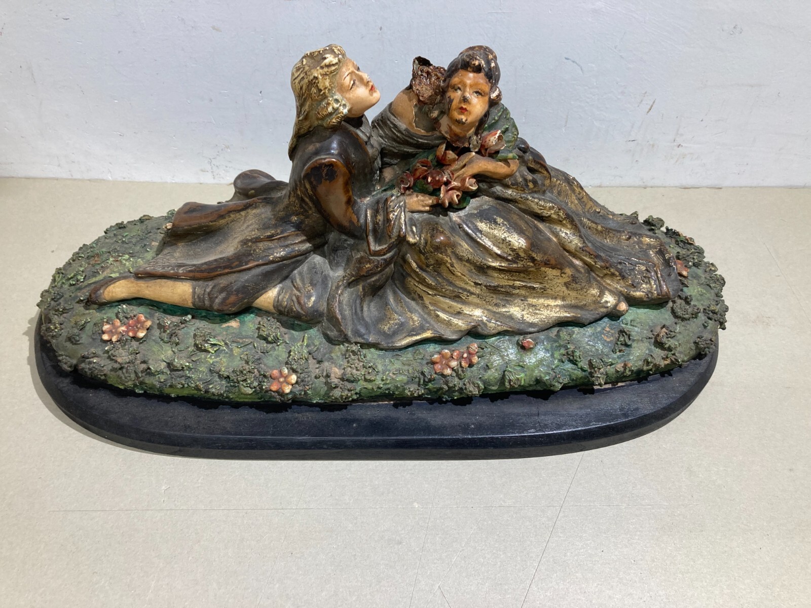 Arte Decorativa Del '900   Scultura Con Scena Galante   Decori Floreali Policromi