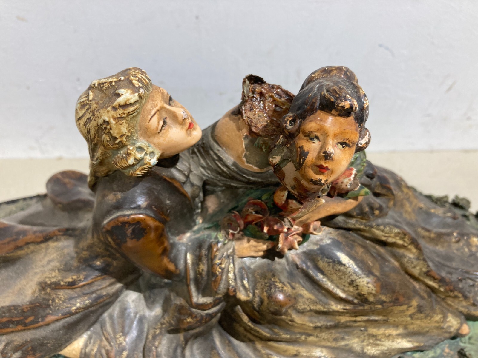Arte Decorativa Del '900   Scultura Con Scena Galante   Decori Floreali Policromi