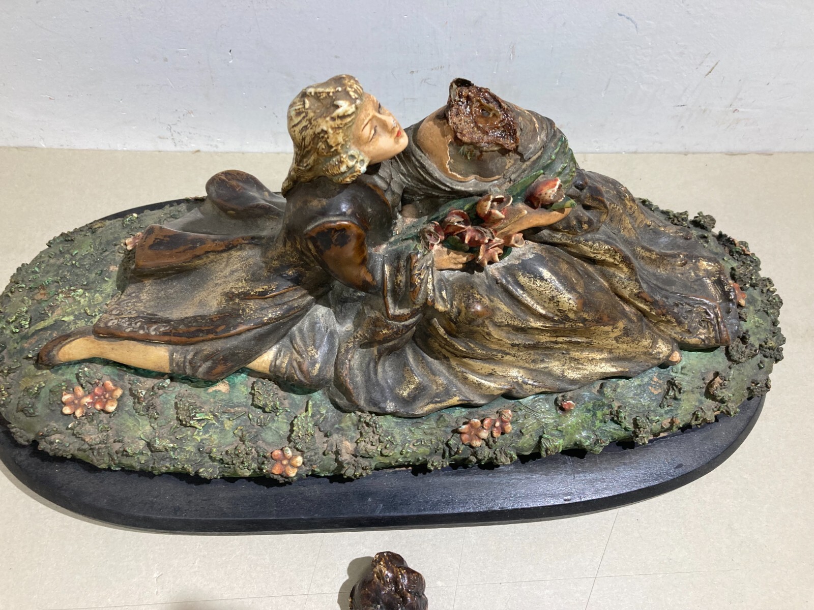 Arte Decorativa Del '900   Scultura Con Scena Galante   Decori Floreali Policromi