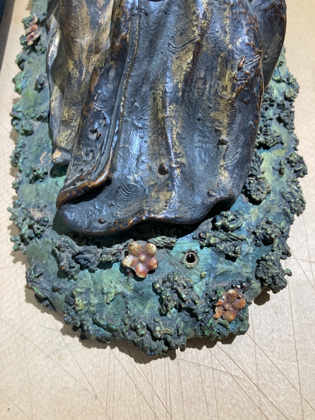 Arte Decorativa Del '900   Scultura Con Scena Galante   Decori Floreali Policromi