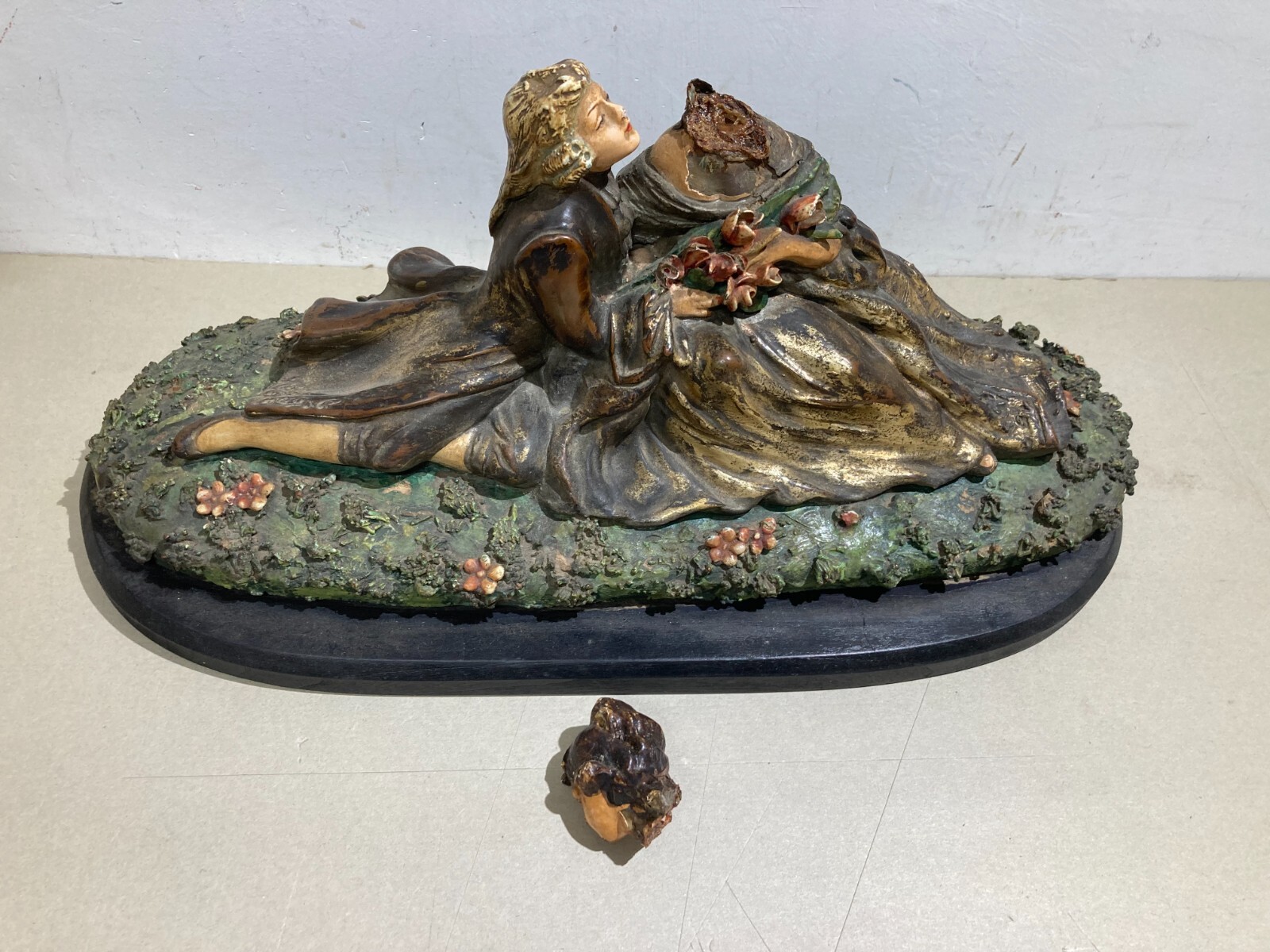 Arte Decorativa Del '900   Scultura Con Scena Galante   Decori Floreali Policromi