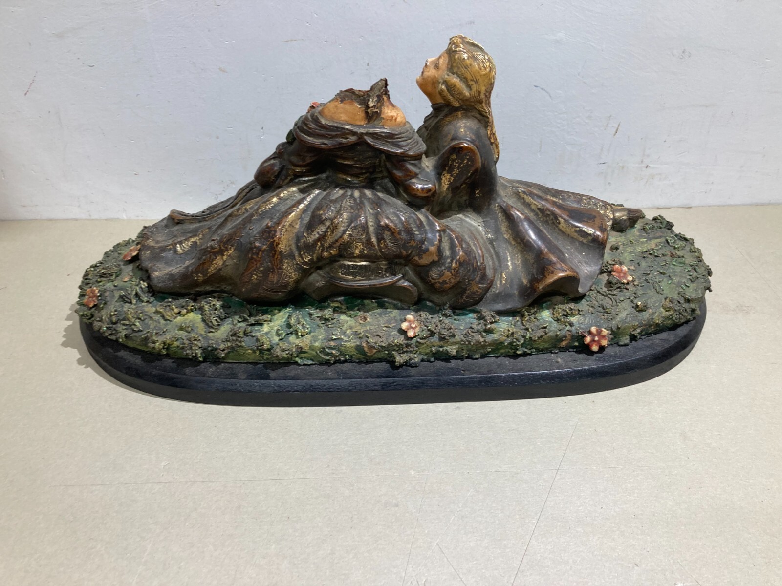 Arte Decorativa Del '900   Scultura Con Scena Galante   Decori Floreali Policromi