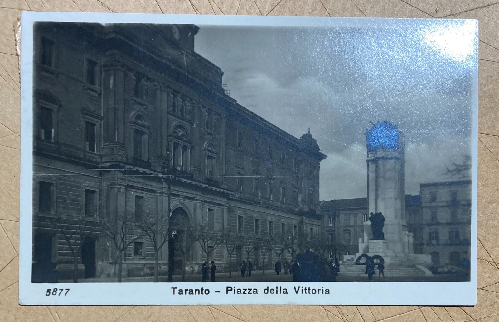 Puglia, Taranto: Animata Veduta Fotografica Di Piazza Vittoria Con Monumento (cartolina)