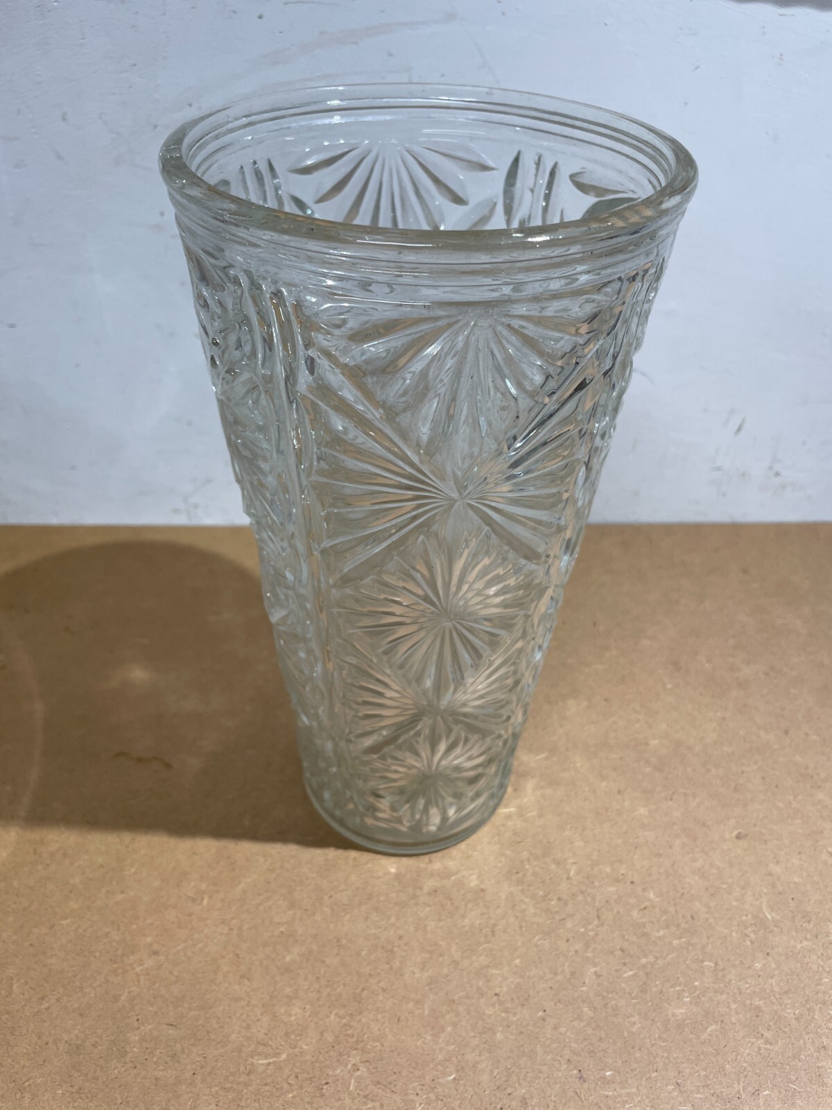 Vaso Portafiori In Vetro Decorato A Rilievo, Anni '50 '60