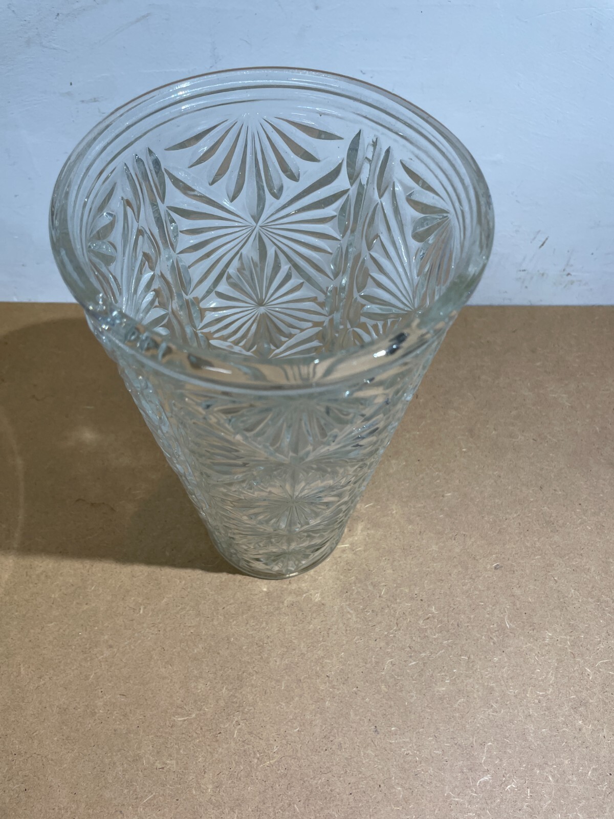 Vaso Portafiori In Vetro Decorato A Rilievo, Anni '50 '60