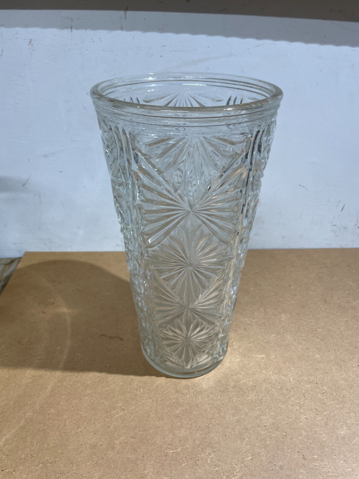 Vaso Portafiori In Vetro Decorato A Rilievo, Anni '50 '60
