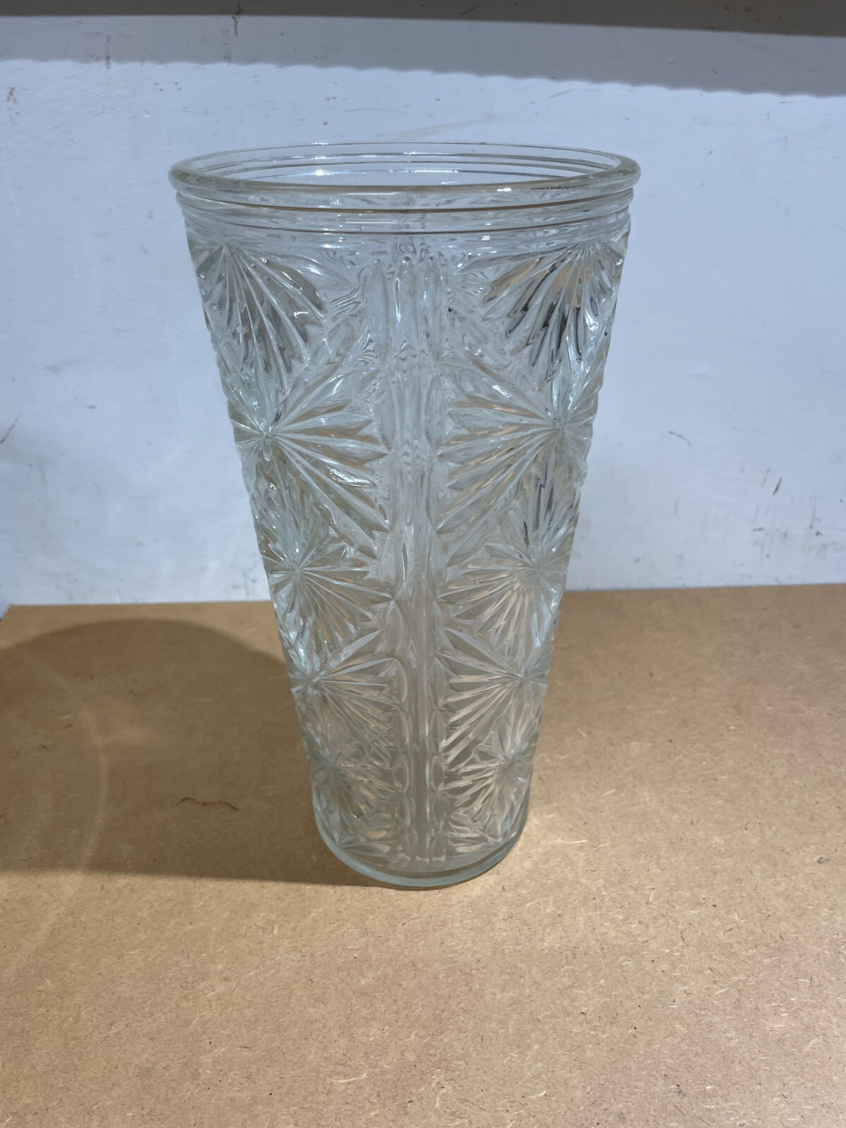Vaso Portafiori In Vetro Decorato A Rilievo, Anni '50 '60