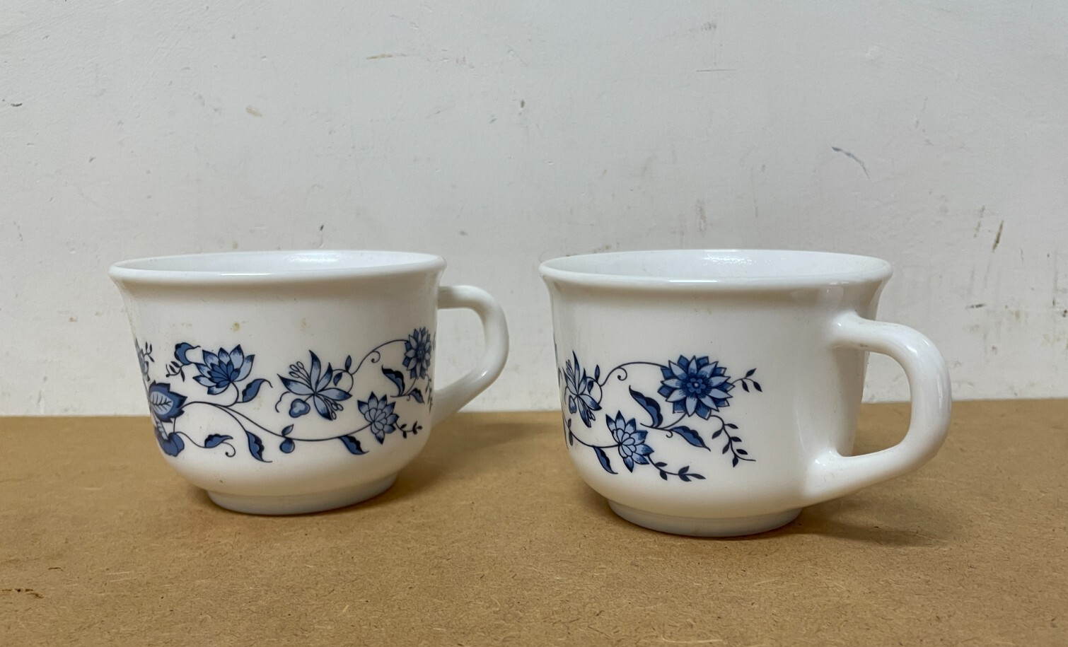 Coppia Di Tazze Arcopal Con Decori Floreali Blu