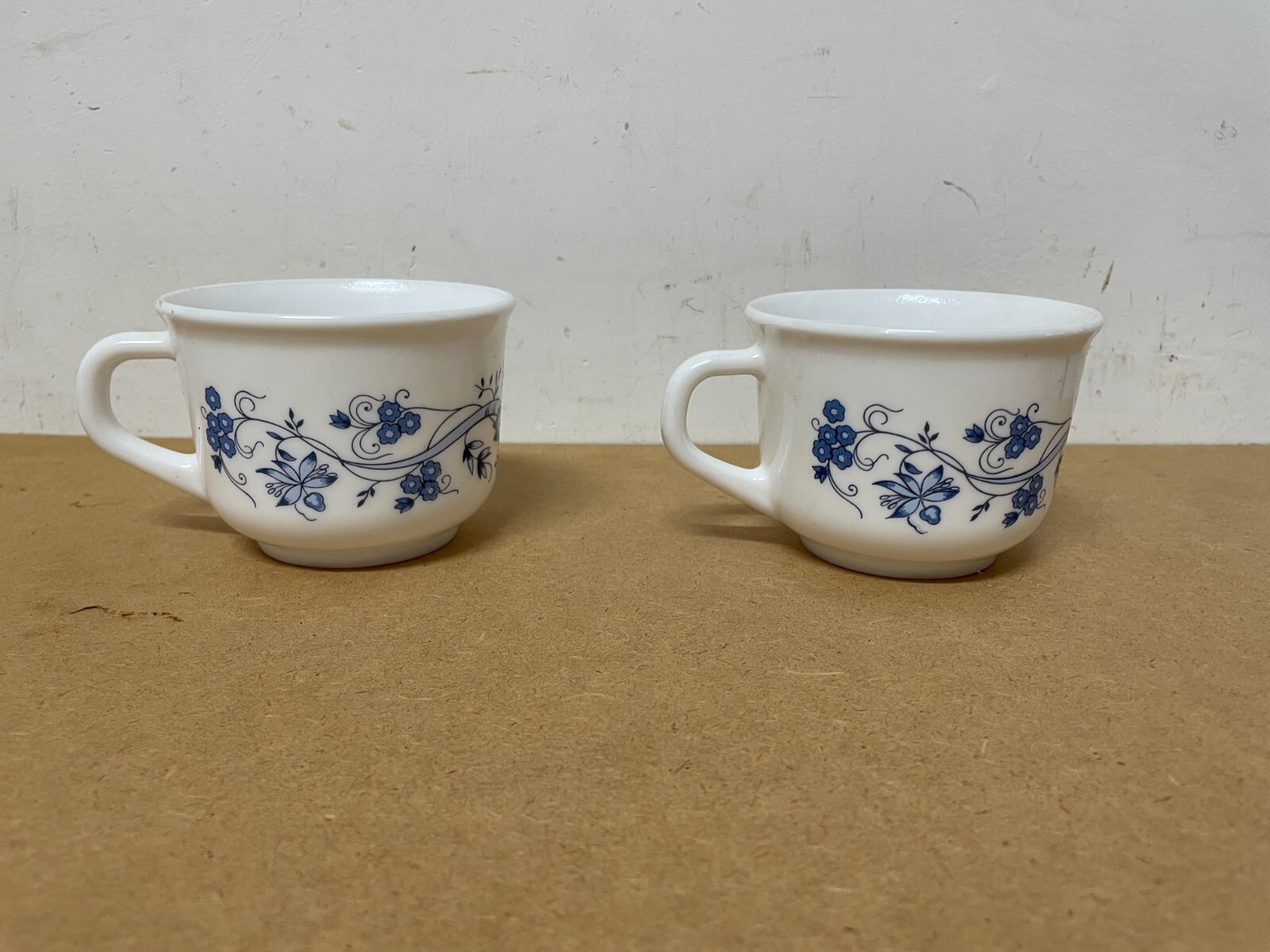 Coppia Di Tazze Arcopal Con Decori Floreali Blu