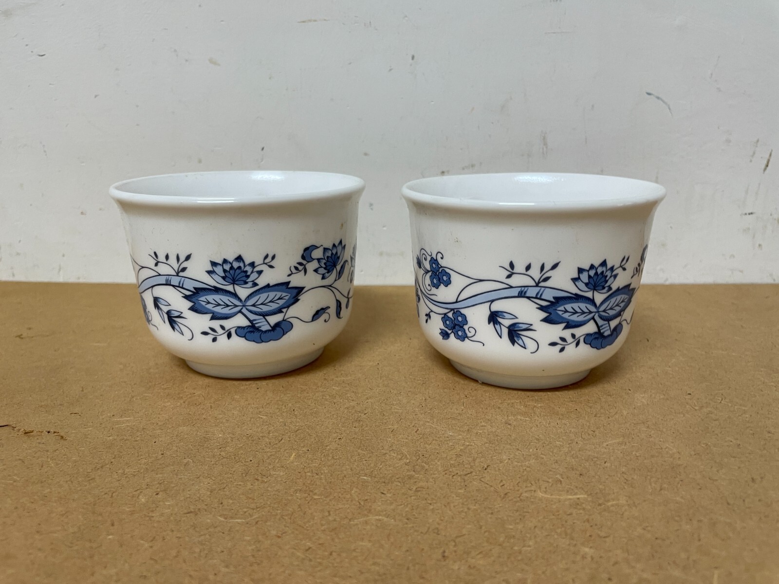 Coppia Di Tazze Arcopal Con Decori Floreali Blu