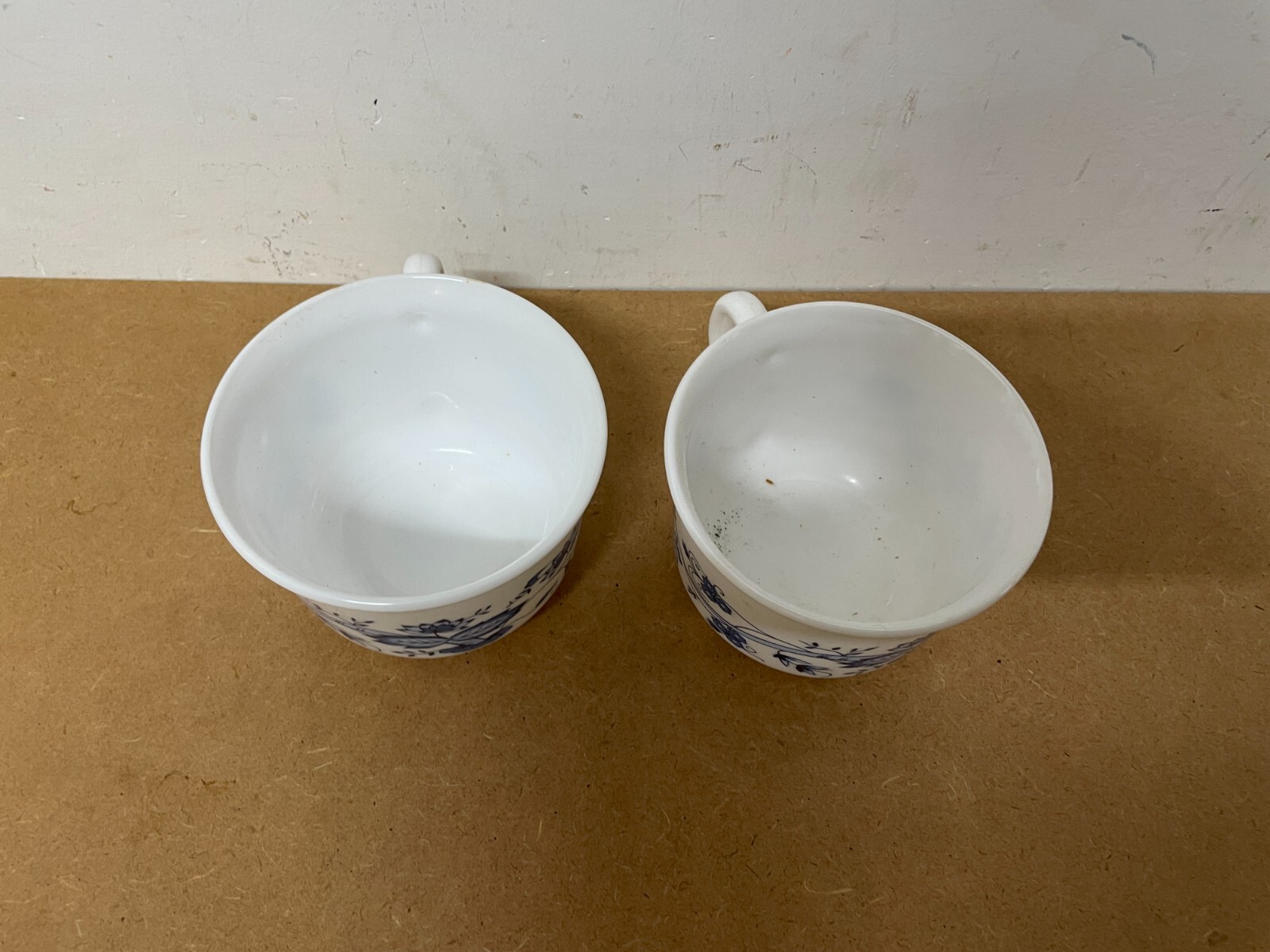 Coppia Di Tazze Arcopal Con Decori Floreali Blu