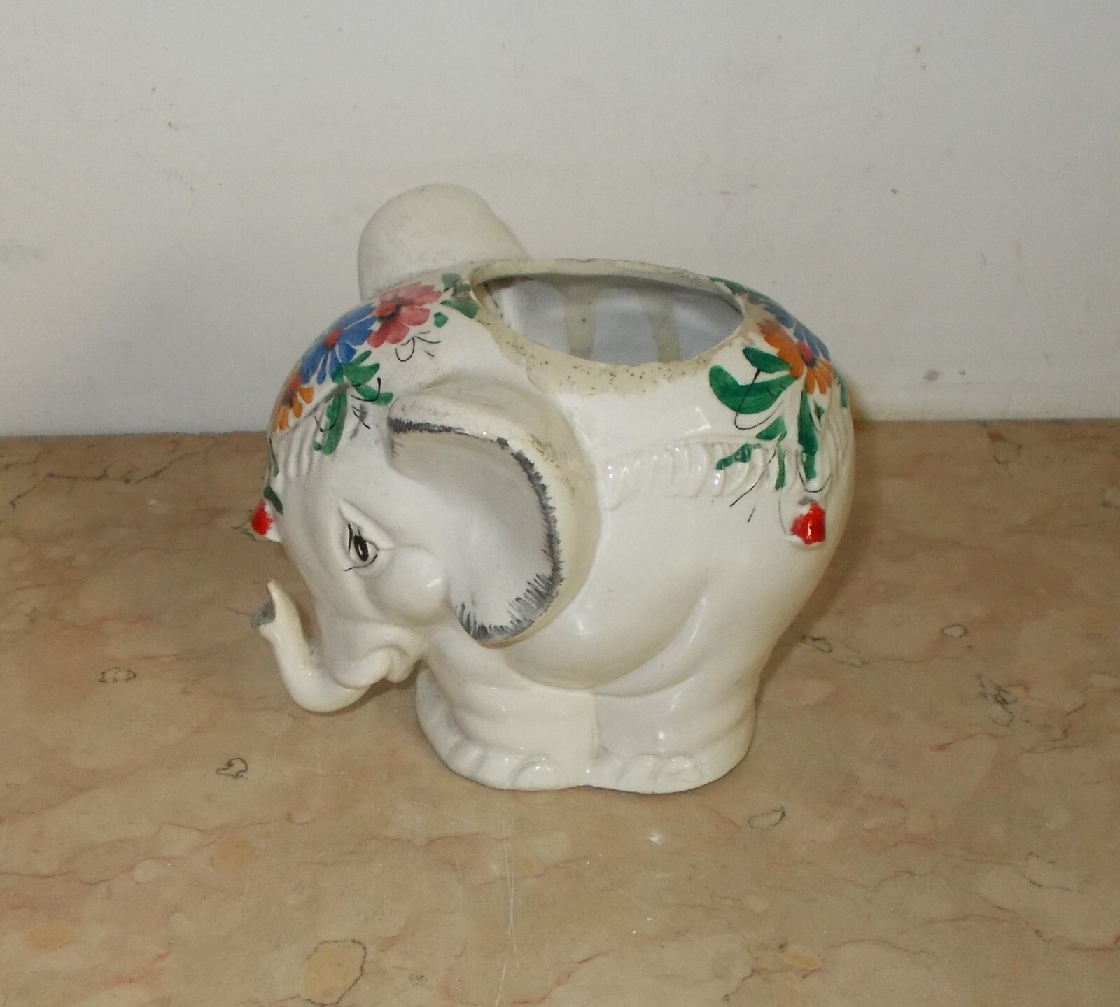 Scultura In Ceramica A Forma Di Elefantino Con Decori Floreali