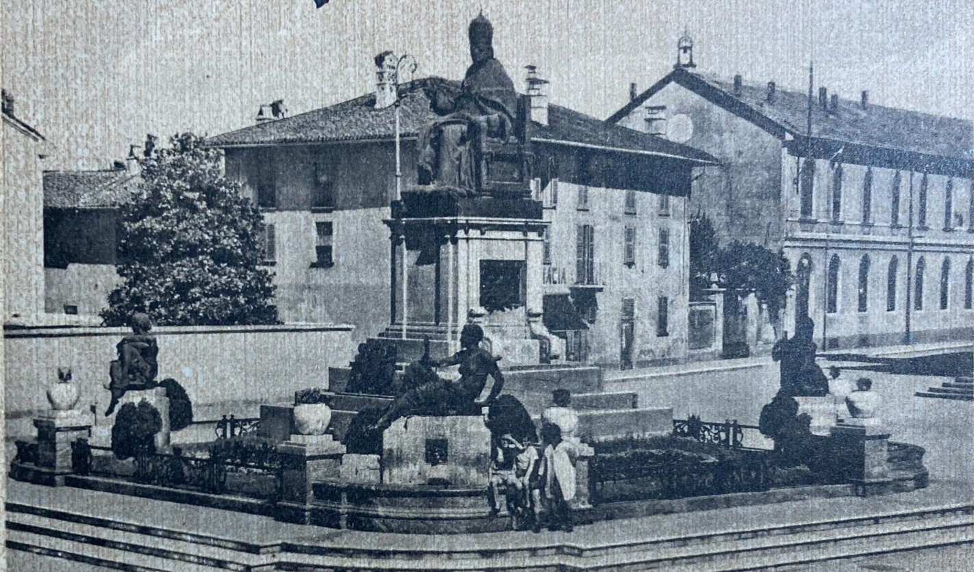Desio. Monumento A Pio XI. Animata Veduta Architettonica. Roncoroni. Cartolina.