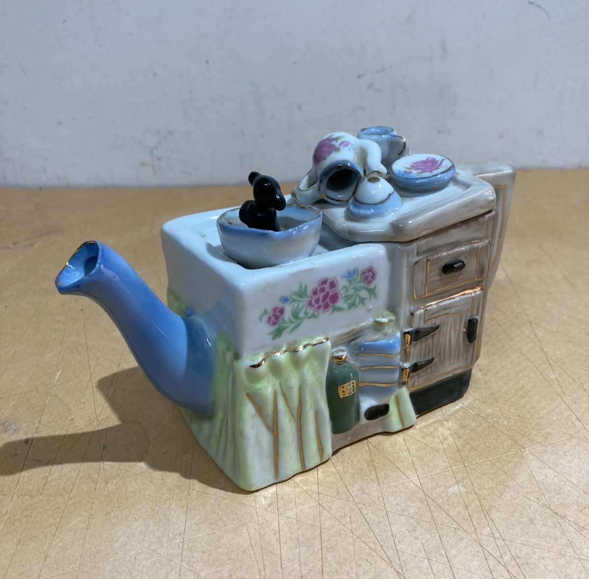 Soprammobile In Porcellana A Forma Di Credenza Con Decori Policromi