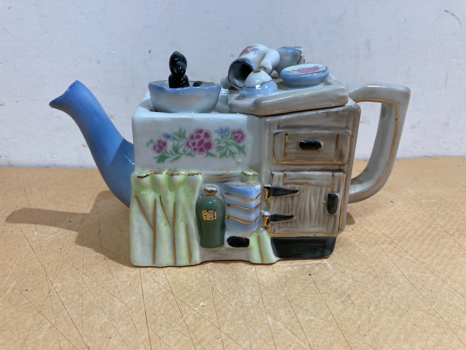 Soprammobile In Porcellana A Forma Di Credenza Con Decori Policromi