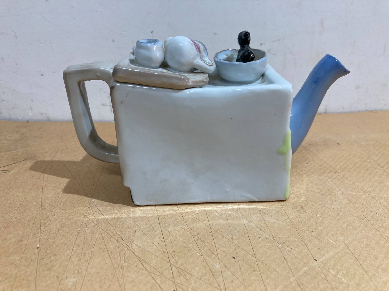 Soprammobile In Porcellana A Forma Di Credenza Con Decori Policromi