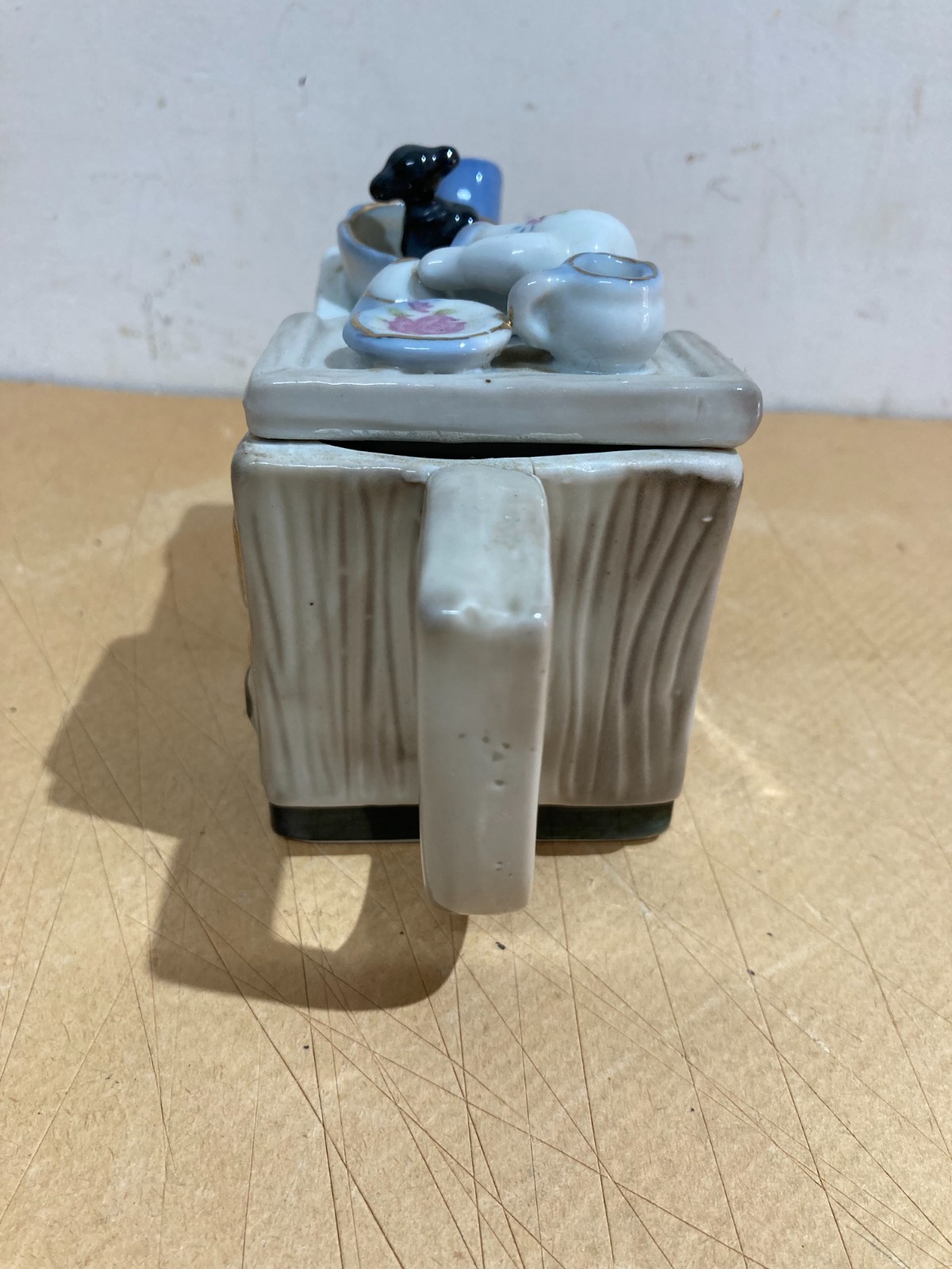 Soprammobile In Porcellana A Forma Di Credenza Con Decori Policromi