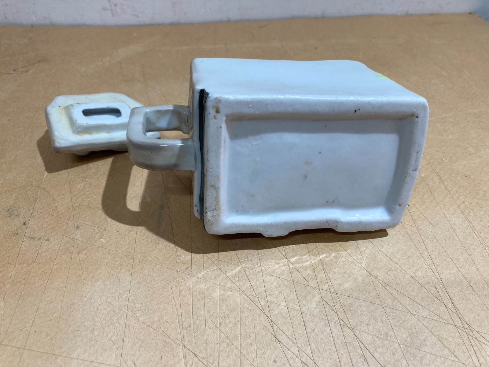Soprammobile In Porcellana A Forma Di Credenza Con Decori Policromi