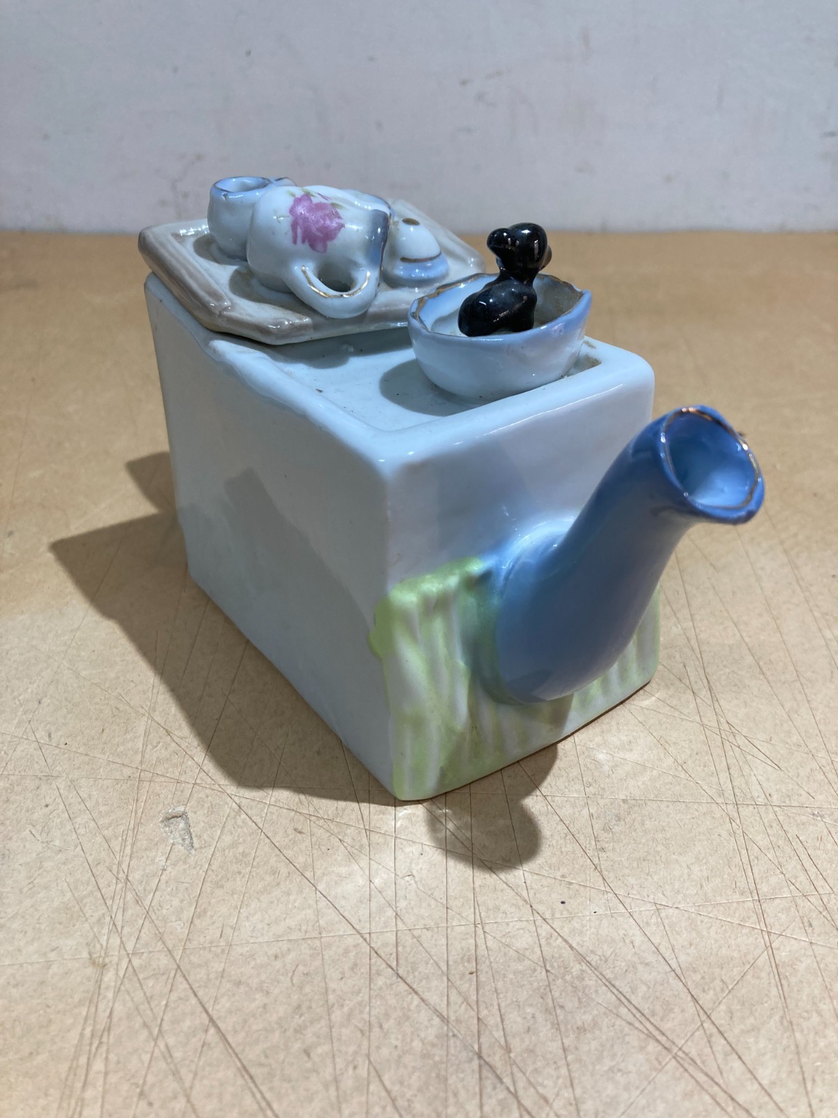 Soprammobile In Porcellana A Forma Di Credenza Con Decori Policromi