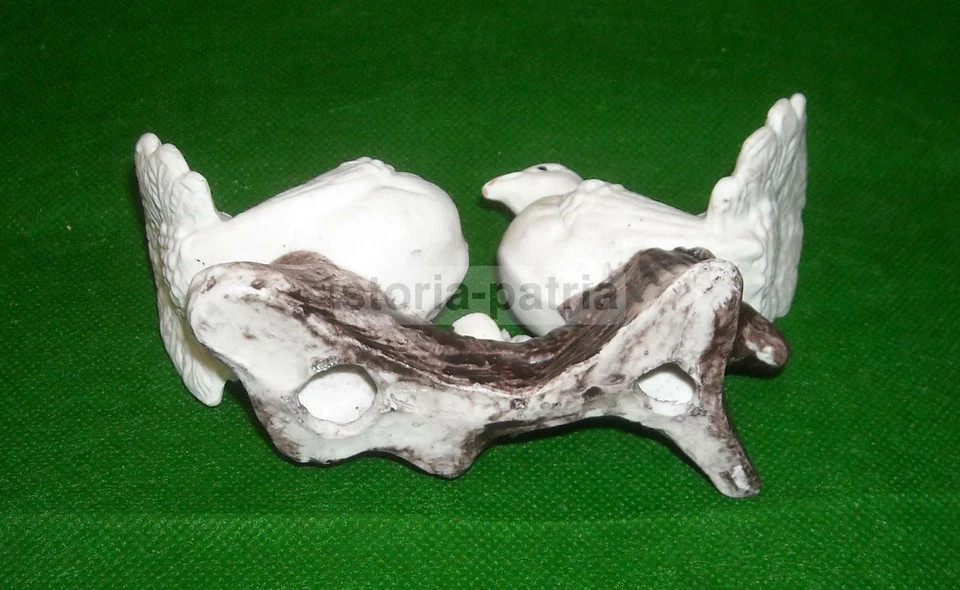 Scultura In Ceramica Raffigurante Coppia Di Colombine