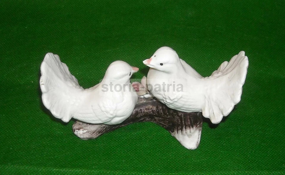 Scultura In Ceramica Raffigurante Coppia Di Colombine